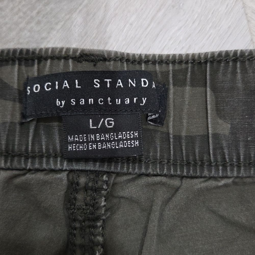 Social Standard Womans Camo Shorts, LARGE - Picture 3 of 5
